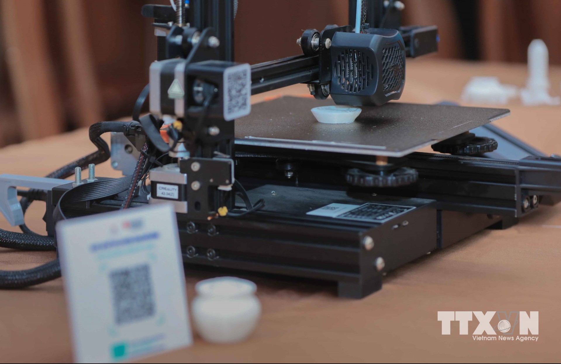 Công nghệ in 3D giúp tái tạo mô hình hũ gạo tiết kiệm của bà Trương Thị Quế, kiều bào Thái Lan, góp phần phục dựng hiện vật lịch sử, lan tỏa câu chuyện về tinh thần yêu nước và ủng hộ kháng chiến. (Ảnh: Phan Phương/TTXVN)